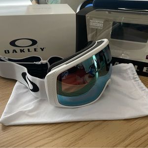 OAKLEY Flight Tracker XM Matte White Prizm Sapphire Iridium Ski Goggles Like New